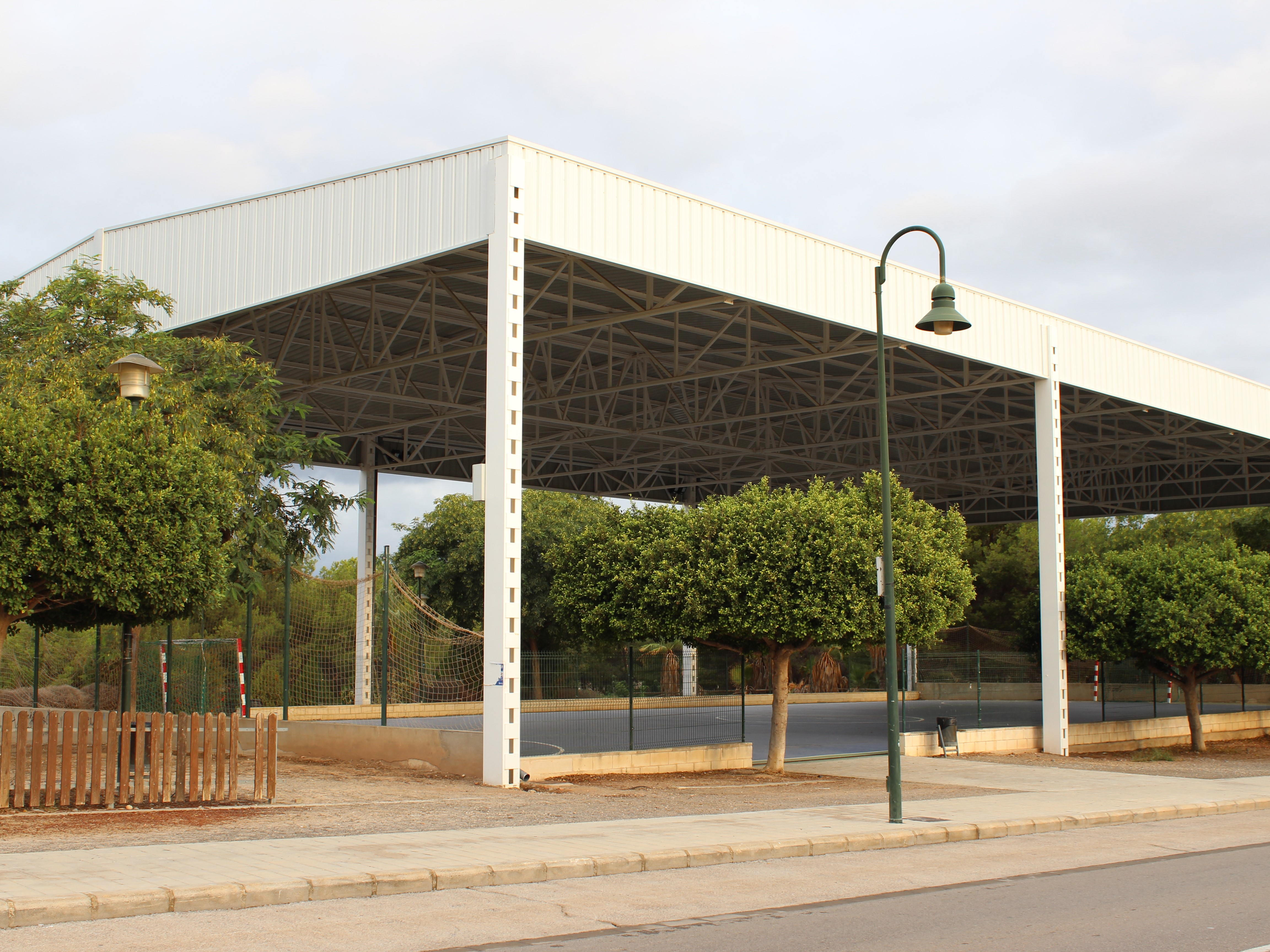 Nueva Cubierta Abierta e Instalaciones Eléctricas en la Pista Multiusos Municipal del Sector R-7